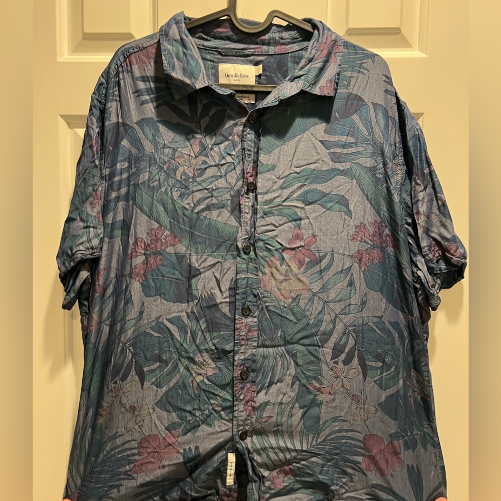 Floral button up shirt💜💙🤍